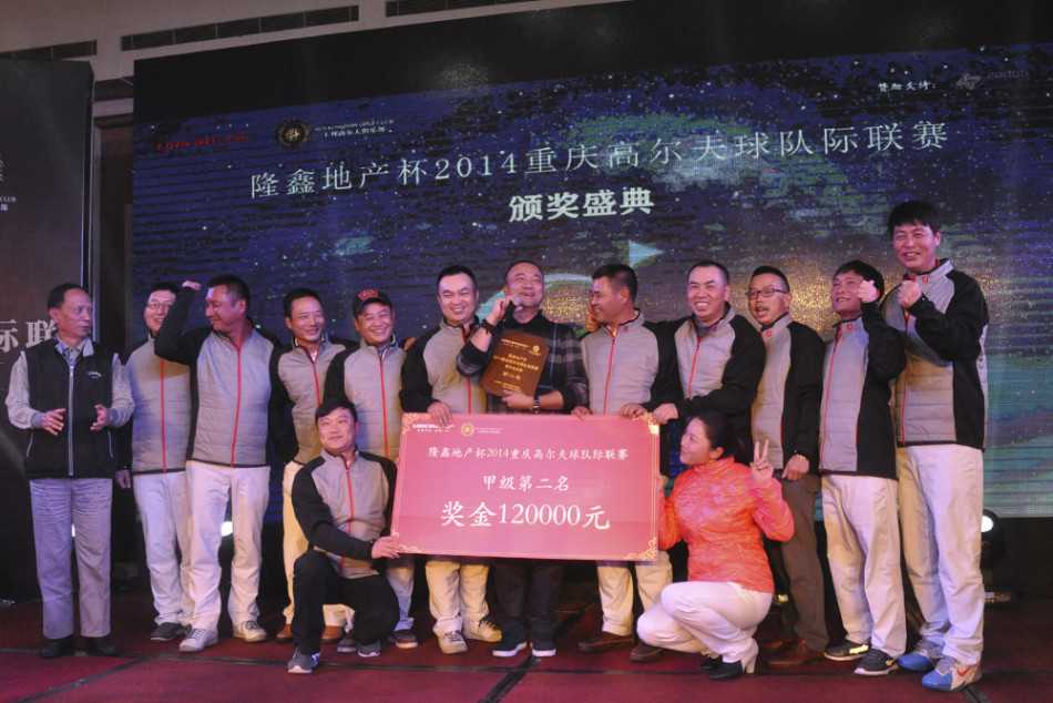 绿茵之上推杆间的意志较量 绿草如茵的球场与远处宁静的湖水相映成趣,构成了一幅展现高尔夫运动与自然和谐相融的优美画卷。