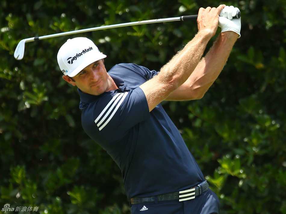 著名高尔夫教练西恩·佛利正在指导学员，专注剖析挥杆动作的每一个细节