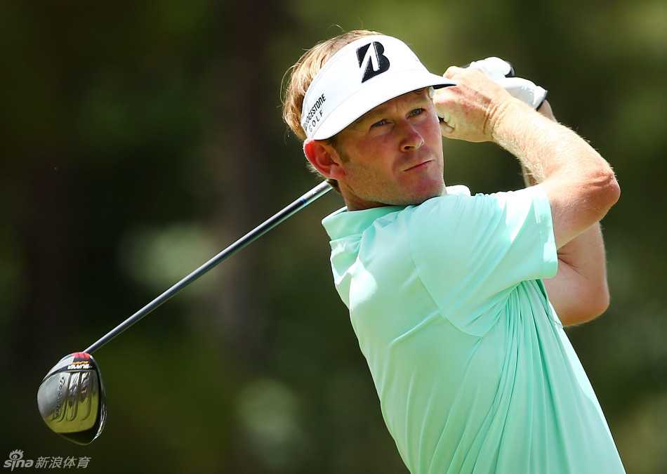 乔丹·斯皮思与球童在果岭边专注讨论推杆线路，策略尽在掌握之中