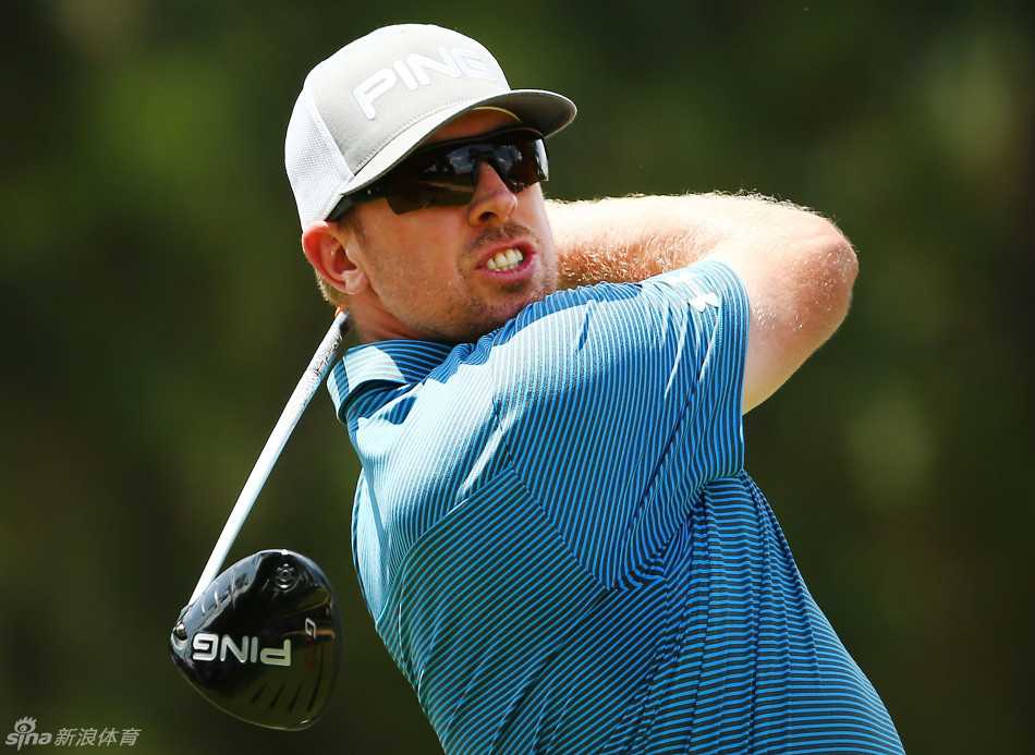 巴巴沃森凝神静气，在沙坑边缘准备一记关键救球，全场目光聚焦于此