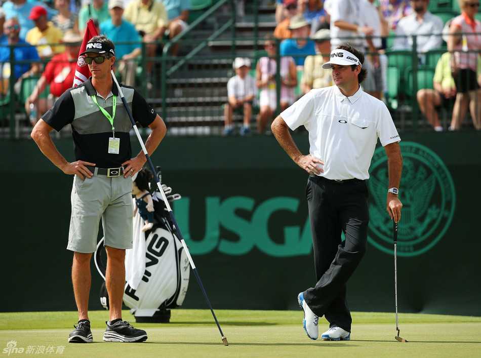 亨特·马汉在发球台上优雅完成开球收杆动作，姿态平衡而稳定