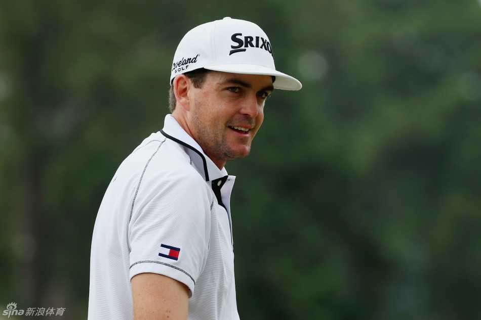 比尔·哈斯在练习果岭上进行推杆备战，反复锤炼比赛中最关键的一环