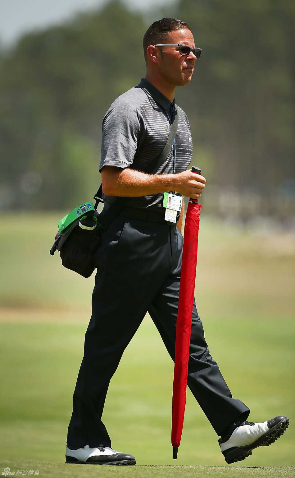 达斯汀·约翰逊全力开球，身体充分扭转，展现惊人的爆发力与协调性