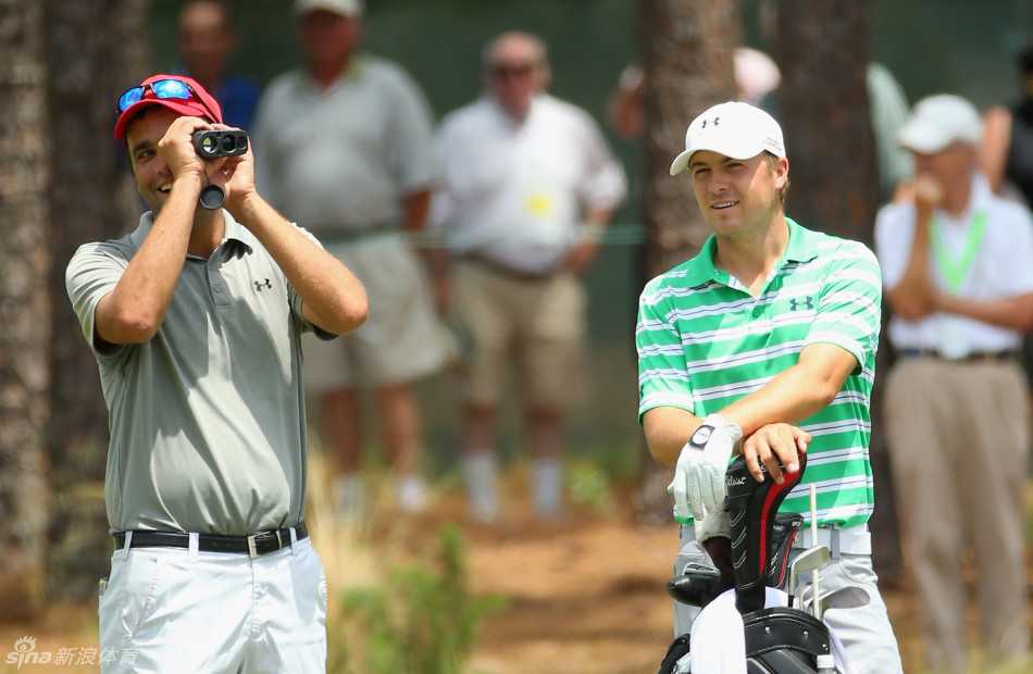 20岁的乔丹·斯皮斯在比赛中目光如炬，年轻的面庞上写满了专注与决心