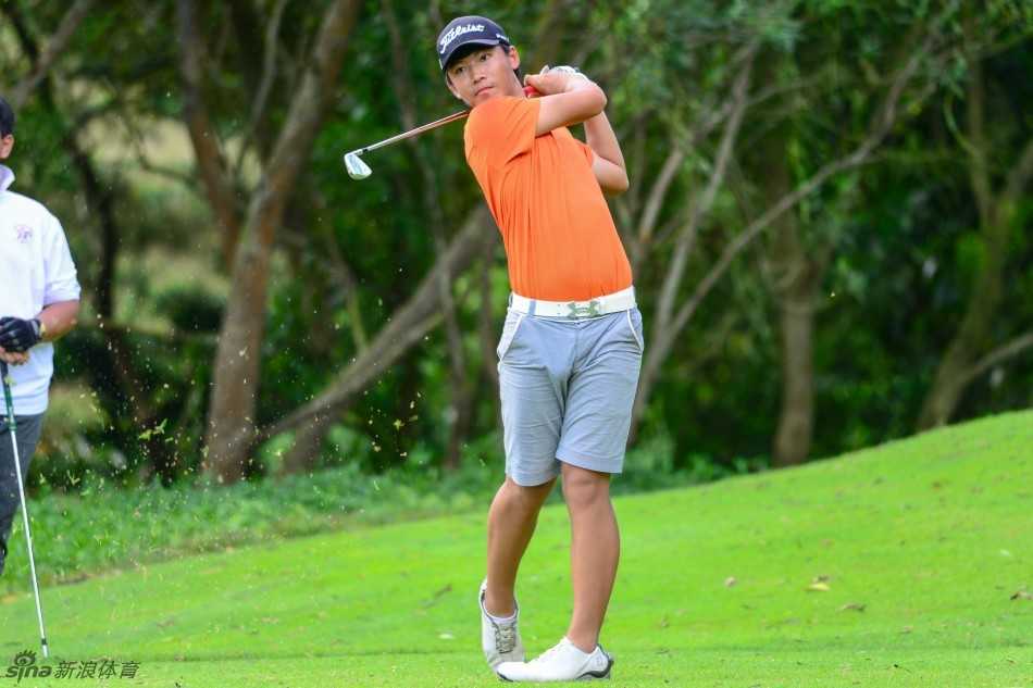 陈逸龙在复杂地形中侧身救球，表情专注，计算着摆脱困境的最佳角度