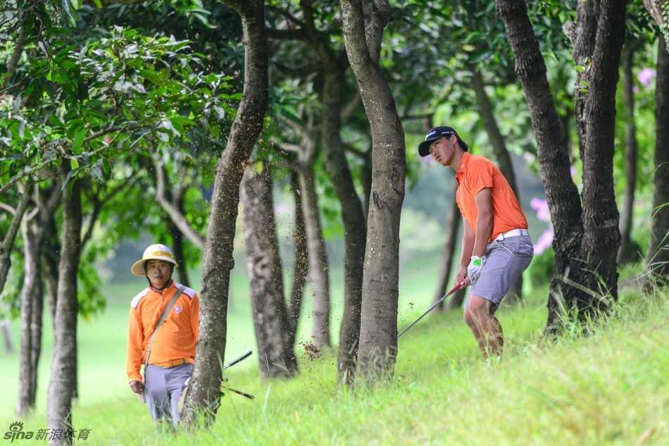 林嘉欣在开球瞬间，身体扭转形成完美的力量轴线，目光坚定地望向前方落点