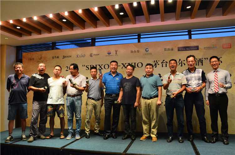 老猴队队长幽默宣誓，现场气氛轻松活跃，充满团队默契与欢乐