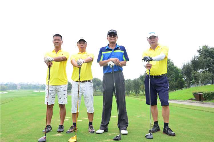 红西凤队队长庄严宣誓，目光坚毅如炬，誓言在绿茵场上回荡