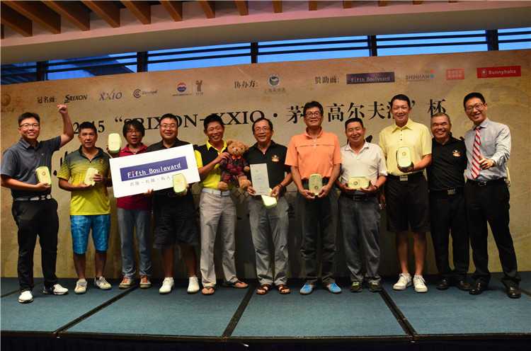 球手全神贯注轻推小白球，球沿优美曲线滚向洞杯的决胜瞬间