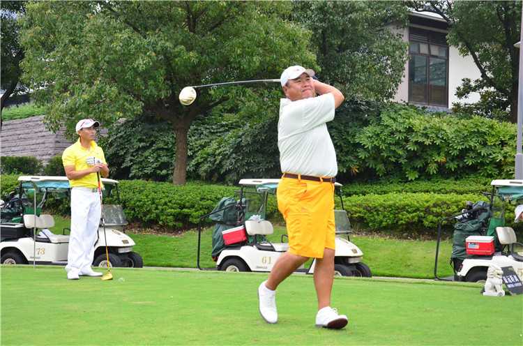 幸运大奖抽奖环节现场紧张瞩目，获奖者惊喜万分高举双臂