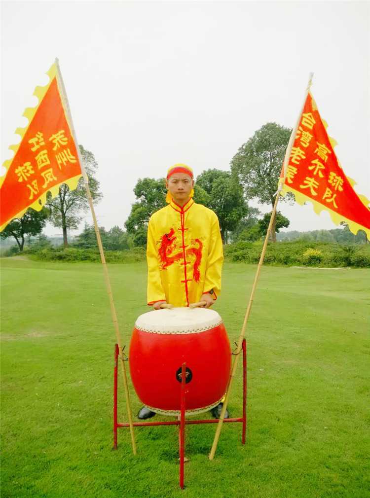 颁奖典礼上优胜队高举奖杯欢呼，金色香槟喷洒出胜利的喜悦