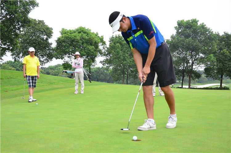 各友队球员并肩而立合影留念，彩旗飘扬，友谊之情溢于言表