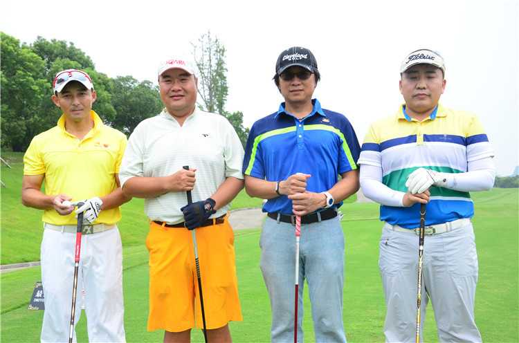 选手在沙坑中果断挥杆，沙粒如瀑飞扬，展现力量与技巧的完美结合