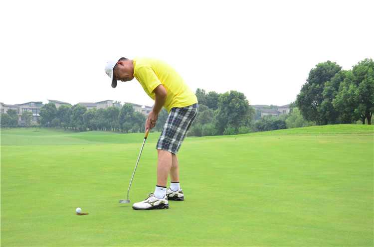 隆重的出发仪式上，球手们意气风发走向各自球道，开启挑战之旅