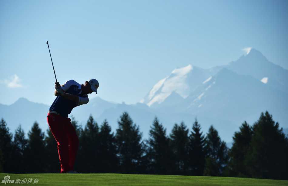 绿茵之上的全球交响:高尔夫世界的传奇与瞬间 马塞尔·西姆在BMW大师赛延长赛中,于长草区凝神准备那记决定冠军归属的关键切杆。