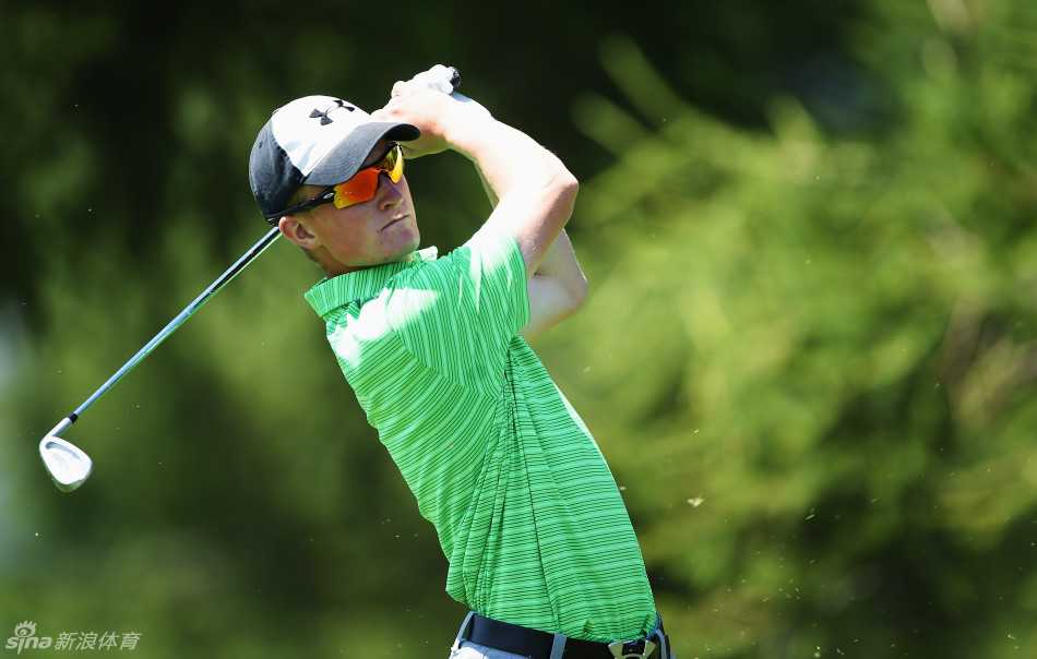 绿茵之上的全球交响:高尔夫世界的传奇与瞬间 瑞典新星马库斯·金霍特在比赛中流畅地完成全挥杆动作,年轻的躯体爆发出精准控制的力量。