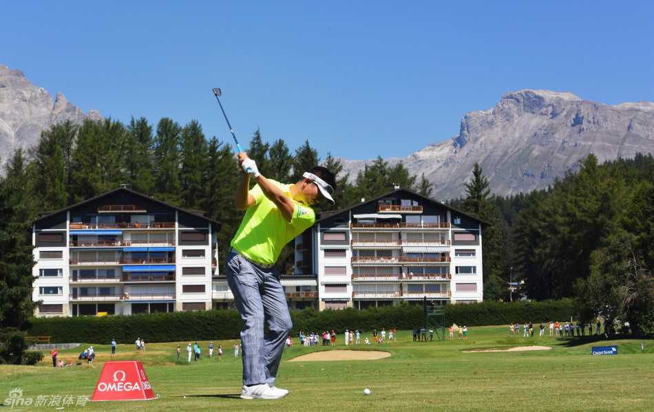 绿茵之上的全球交响:高尔夫世界的传奇与瞬间 韩国高尔夫传奇梁容银在比赛中展现标志性的挥杆,其姿态沉稳如山,凝聚了亚洲首位大满贯得主的深厚功力。