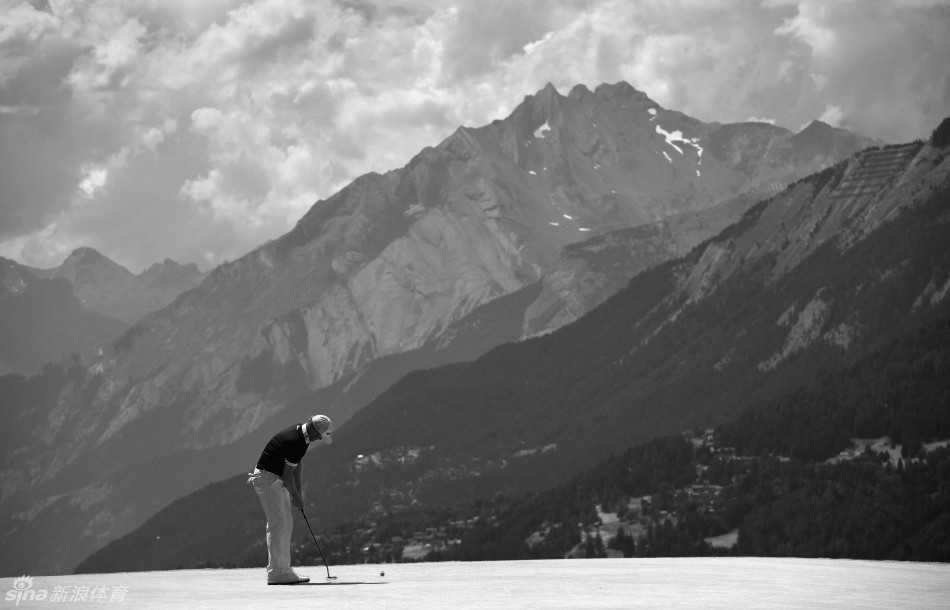 绿茵之上的全球交响:高尔夫世界的传奇与瞬间 杰米·唐纳逊在黑白光影的勾勒下,于泰国锦标赛果岭上沉稳推击,专注的神情彰显冠军气质。