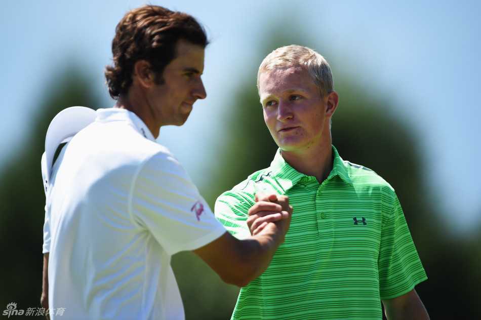 泰国经验丰富的老将通差·贾第在球场沙坑中救球，他沉着应对困境，沙砾飞扬间尽显老将风范。