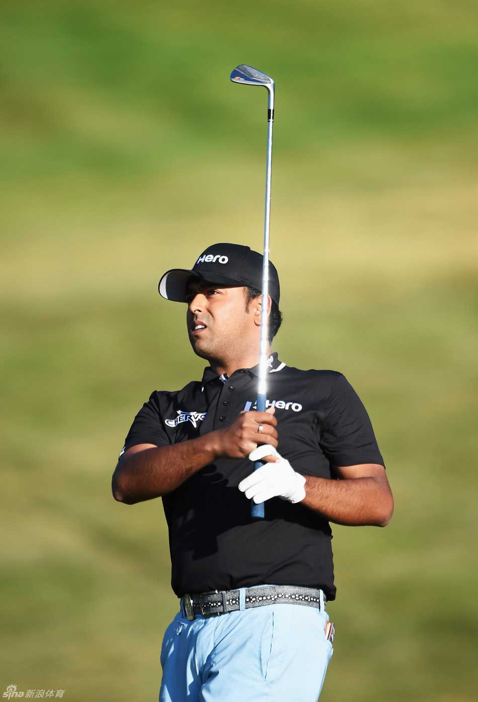 绿茵之上的全球交响:高尔夫世界的传奇与瞬间 开球之前,两位参赛球员在发球台旁微笑握手,互致问候,展现了高尔夫运动传承已久的绅士礼仪与体育精神。