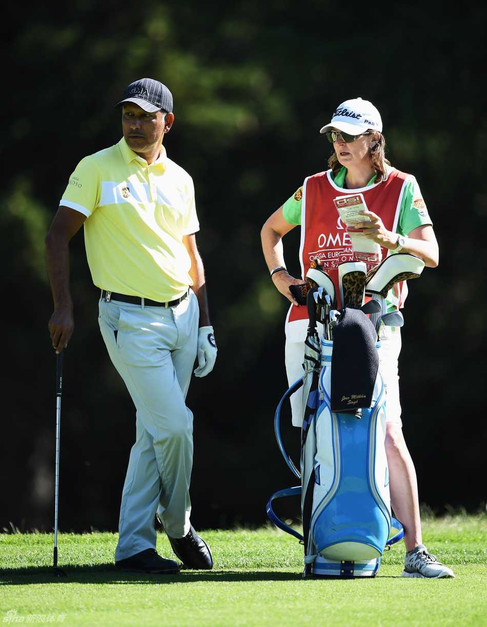 绿茵之上的全球交响:高尔夫世界的传奇与瞬间 赛场上一位专业的女球童正悉心为球员擦拭高尔夫球,她专注的身影是球道旁一道不可或缺的风景线。