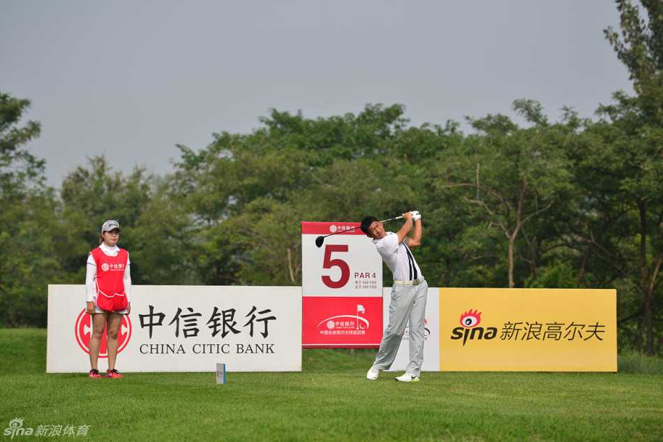 女球手凝神静气，在果岭上推杆，小白球划出完美弧线