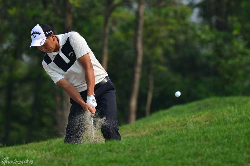 球手在发球台帅气开球，白色小球飞向蓝天下的宽阔球道