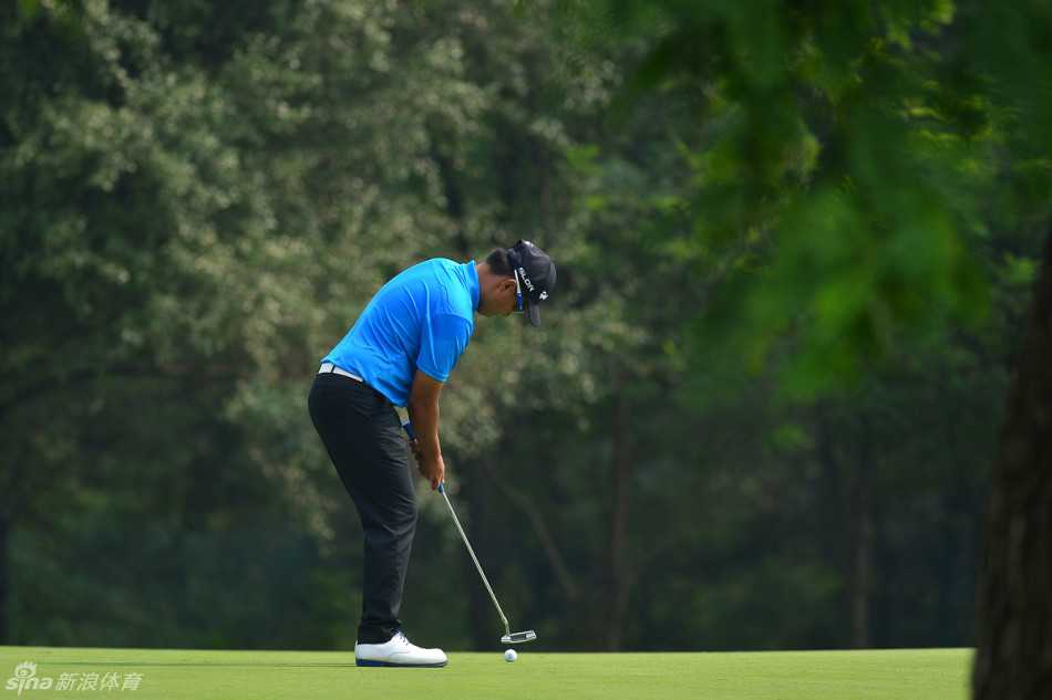 年轻球手全神贯注观察球的落点，评估下一杆策略