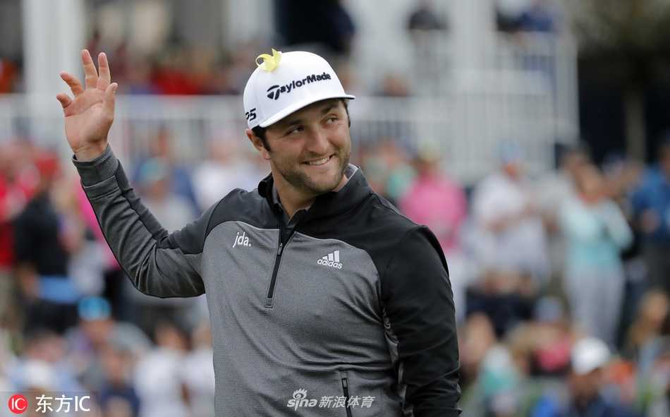 西班牙球星琼·拉姆在果岭上专注推杆，目光如炬，仿佛已经锁定了小鸟球的方向。