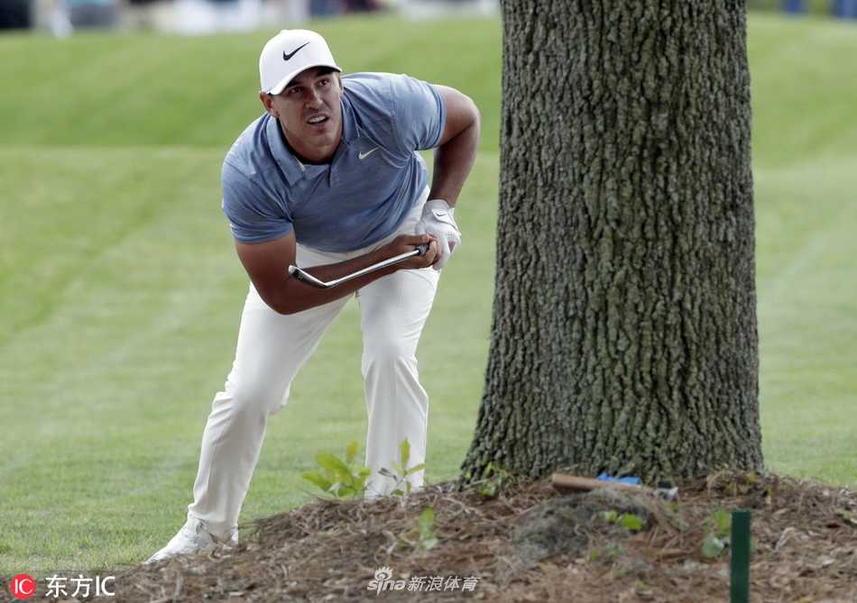 美国实力派球手布鲁克斯·科普卡在沙坑中沉着救球，沙砾飞扬之际尽显其强大的击球力量与冷静心态。