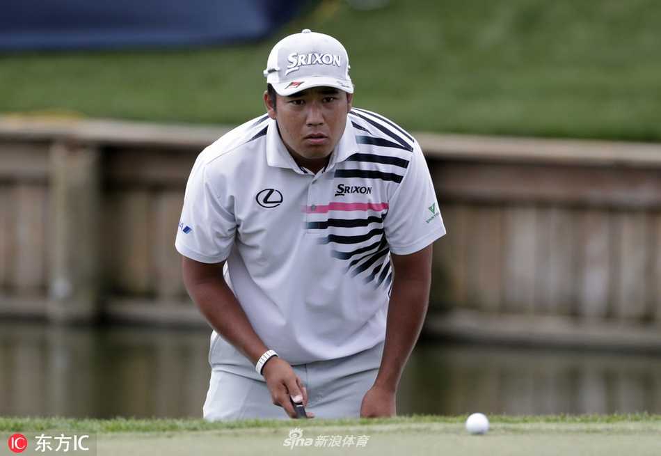 罗里·麦克罗伊与汤米·弗利特伍德在比赛结束后紧紧拥抱，笑容灿烂，充满了对彼此的祝贺与敬意。