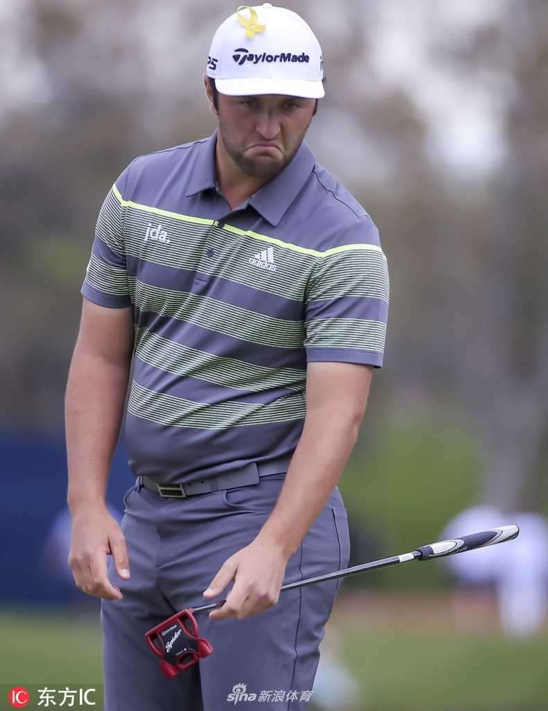 绰号‘小麦’的罗里·麦克罗伊在观众簇拥下露出标志性的开朗笑容，展现出其平易近人的巨星风采。