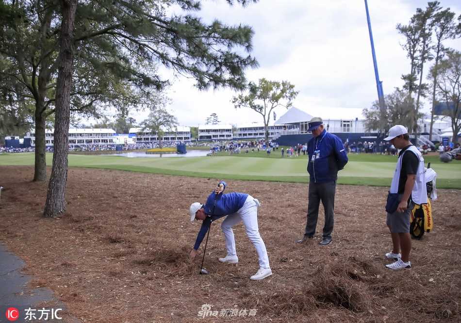 汤米·弗利特伍德弯下腰，与围绳外的小球迷亲切击掌，将运动的快乐传递给下一代。