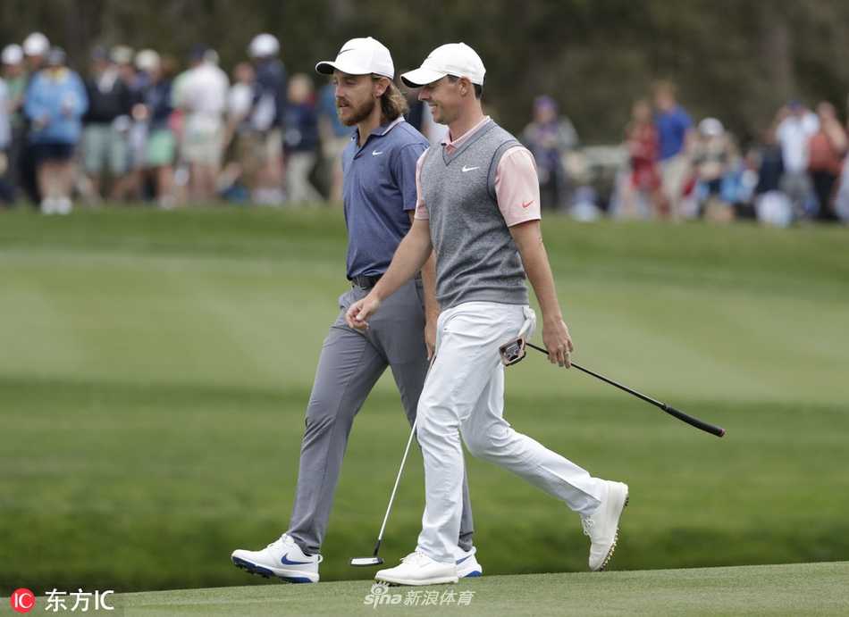 达斯汀·约翰逊在比赛中从容挥杆，动作流畅而充满爆发力，尽显其作为前世界第一的优雅与力量。