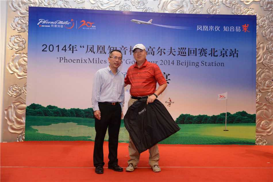 开球仪式上，嘉宾们并肩而立，手持球杆准备共同开球，背景是广阔的绿茵场，场面正式而充满期待。