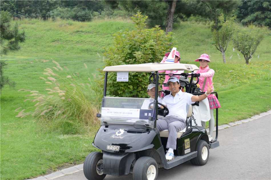 球员们在签到背景板前有序排队，微笑着办理参赛手续，气氛轻松活跃。