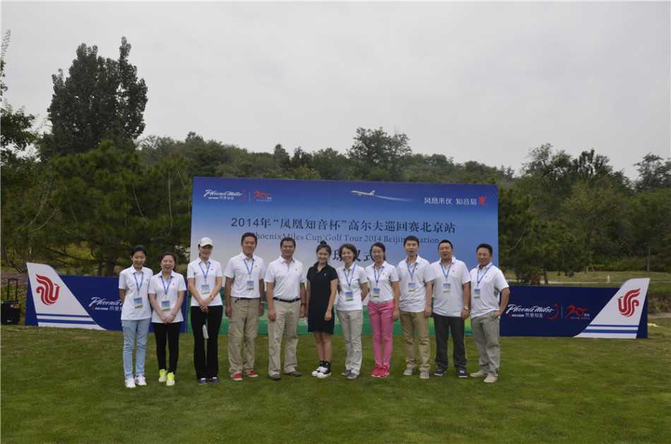 一位球员在发球台做出标准而有力的挥杆击球动作，身姿舒展，目光专注地望向球的飞行方向。