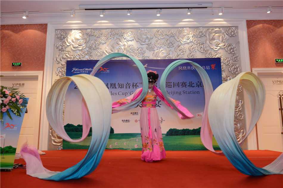 一位获奖女球员正从颁奖嘉宾手中接过巾帼风采奖奖杯，双方面带微笑，背景是热烈的晚宴现场。