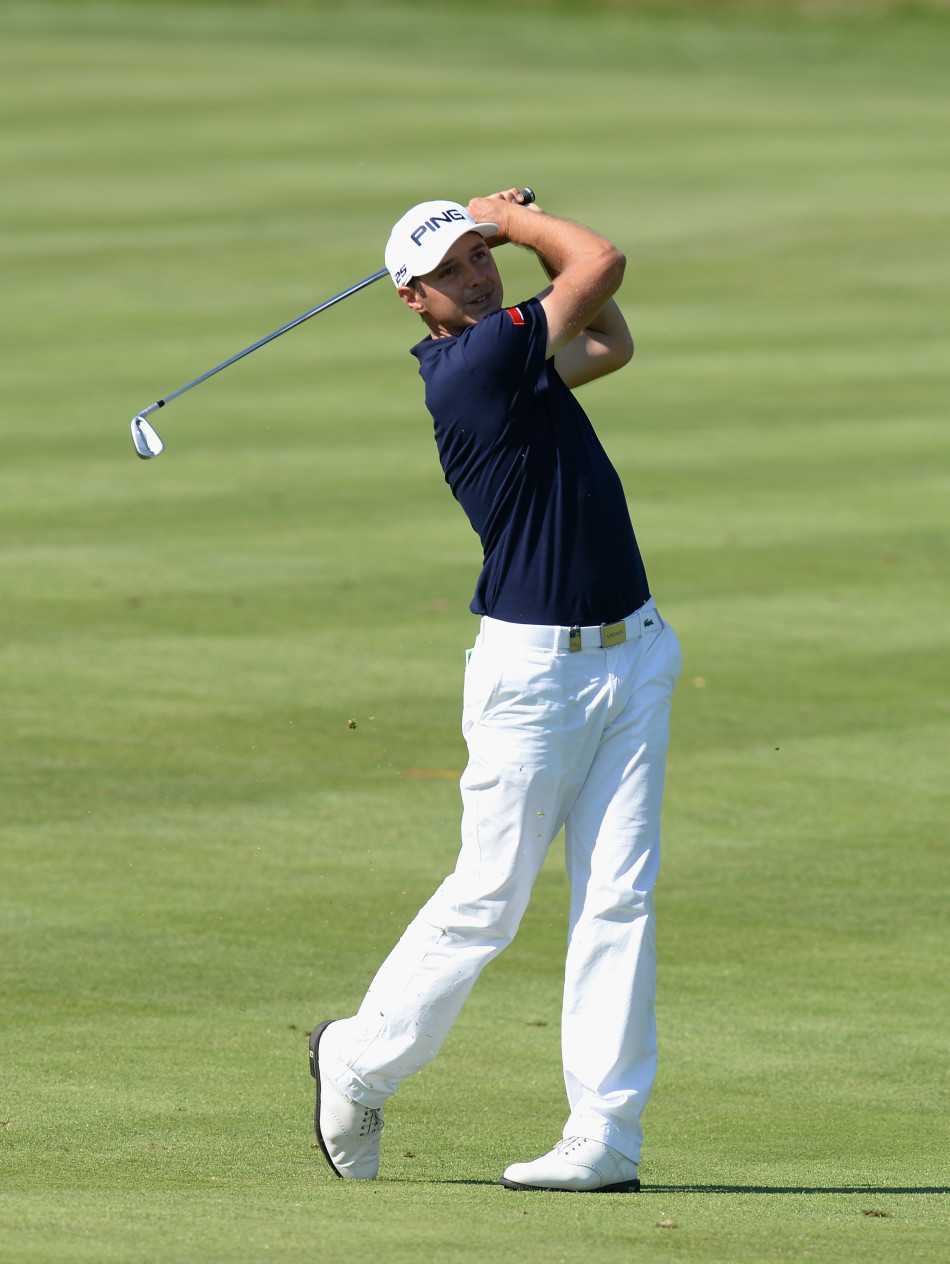 绿茵之上的平衡艺术高尔夫挥杆的流畅美学 阳光洒在广阔的球道上,一位球员正完成一次酣畅淋漓的一号木开球,身体充分扭转,展现出力量与柔韧性的完美结合。