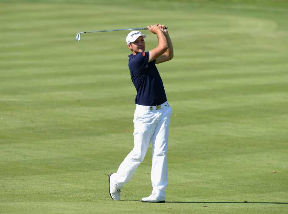 绿茵之上的平衡艺术高尔夫挥杆的流畅美学 比赛日,球员在果岭上仔细阅读推杆线路,凝神静气准备进行关键一推,周围的观众屏息以待。