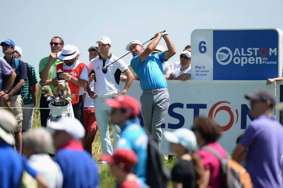 绿茵之上的平衡艺术高尔夫挥杆的流畅美学 球员在果岭旁的短草区使用挖起杆进行切击,身体重心流畅转移,杆头精准地划过草皮将球托起。