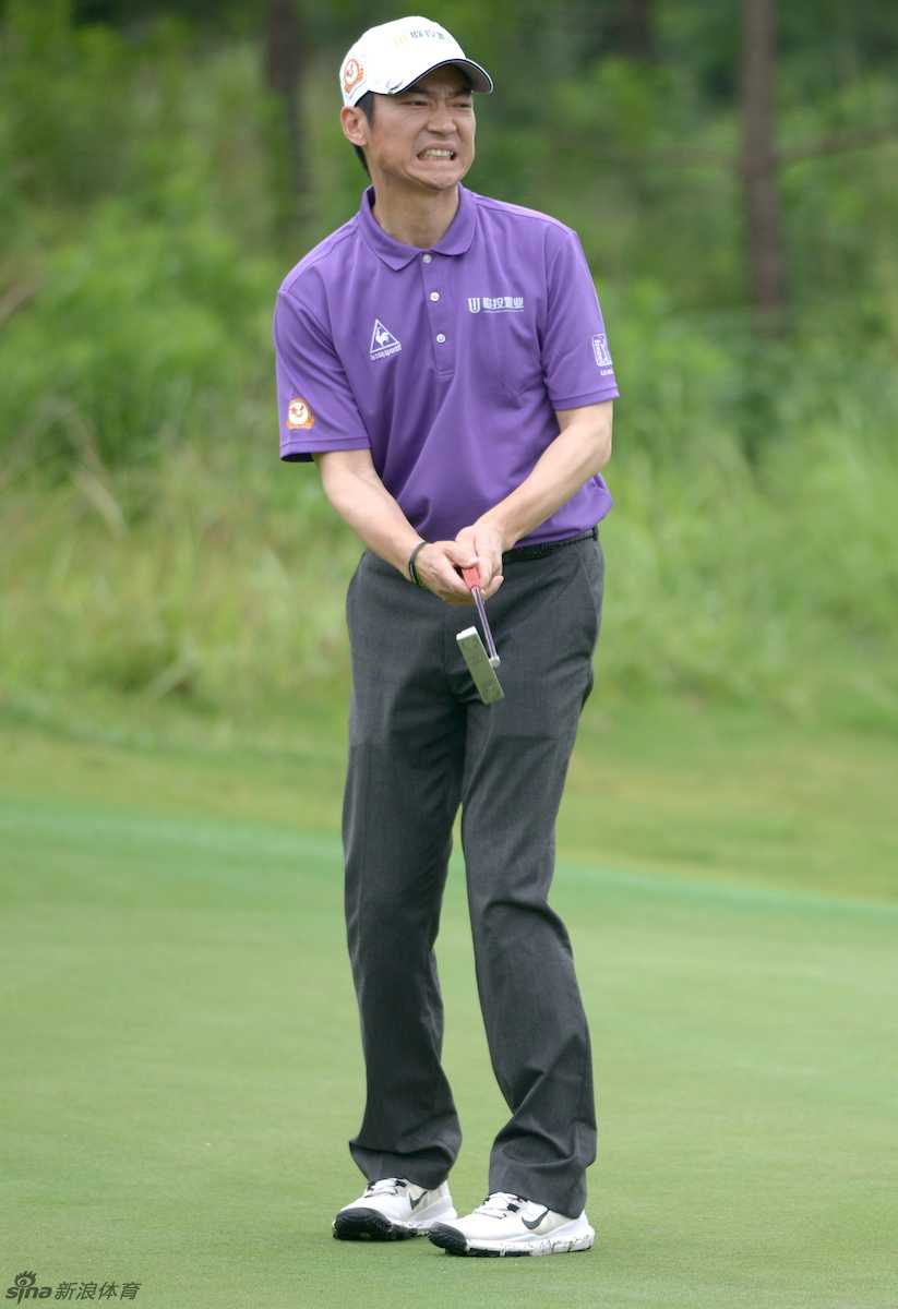 球童与嘉宾并肩而立，身后绿草如茵，气氛轻松愉快