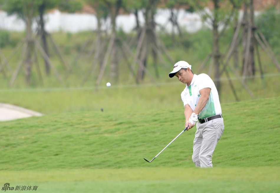 李小双凝神屏息，短杆攻果岭瞬间，球杆划出优雅弧线