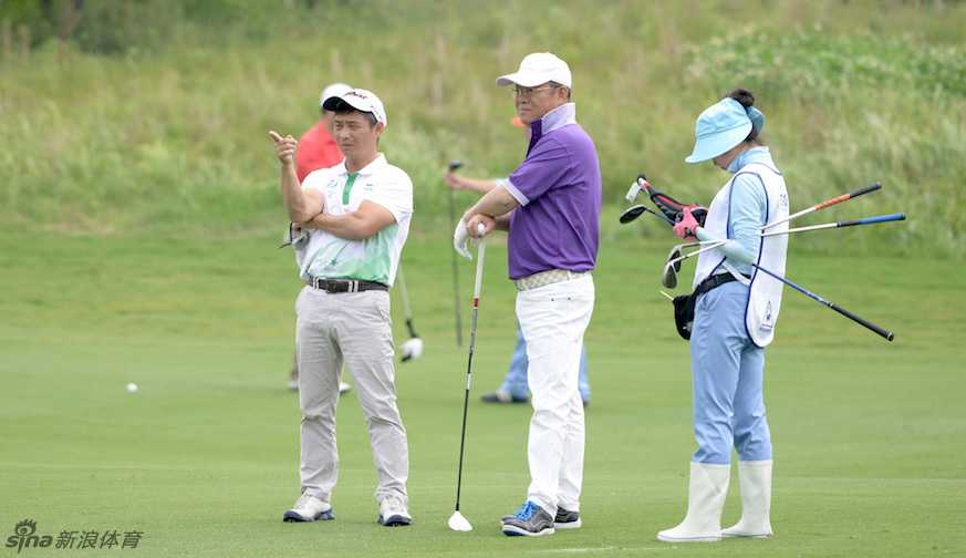 签到处热闹非凡，嘉宾们正兴奋地与李小双合影留念