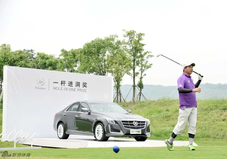 企业家王石沉稳挥杆，背景是开阔的球场与蓝天