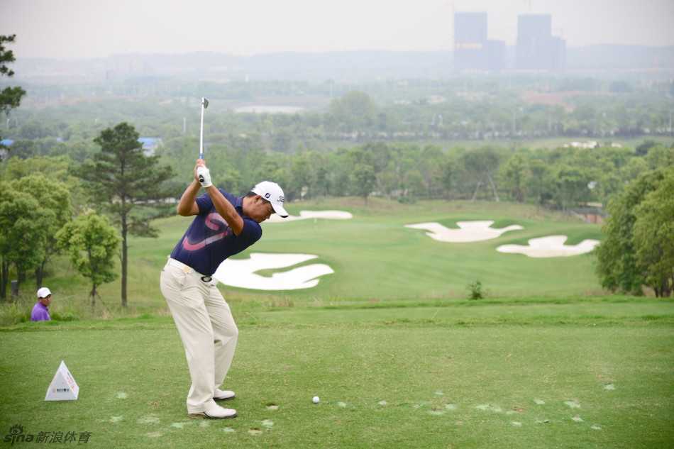 紧张一刻：推杆者专注瞄准，身后众人神情紧绷，目光聚焦于小白球