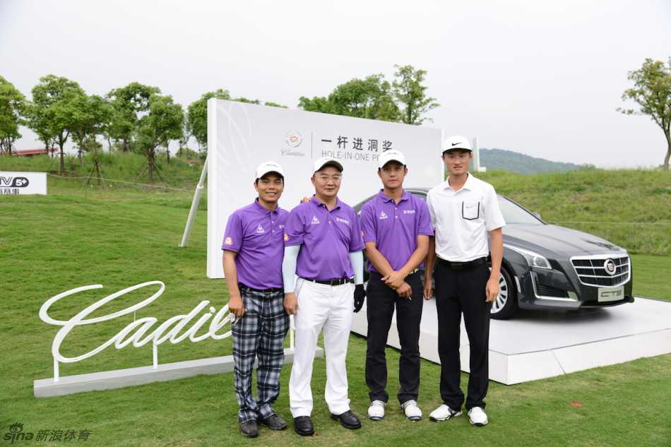 李昊桐与同组嘉宾并肩前行，交流着刚才一杆的心得