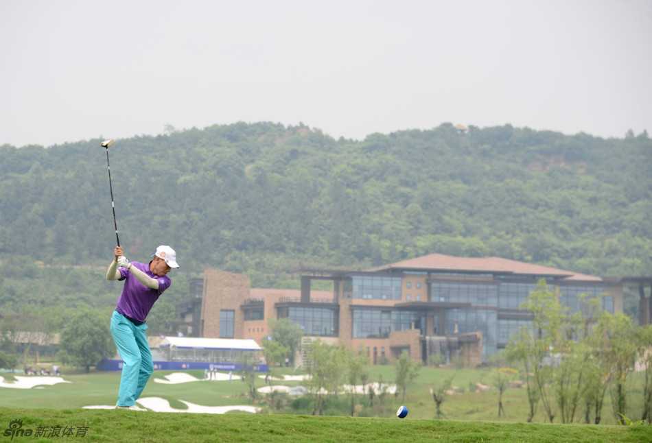 活动结束时刻，众人齐聚，笑容灿烂，背景是夕阳下的美丽会所