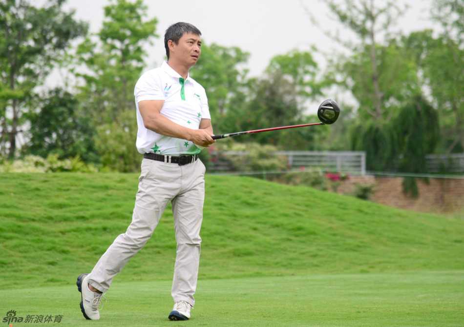 李小双完成漂亮一击后，与同组嘉宾相视而笑，共享喜悦