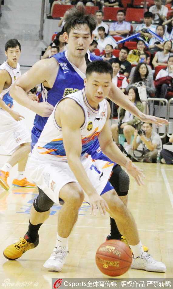 吴冠希在人群中高高跃起，双手紧紧抓住篮球，以一种势不可挡的姿态将球灌进篮框。